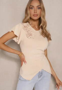 Beżowa Asymetryczna Bluzka z Wiskozą Zdobiona Marszczeniem i Kwiatową Broszką Hirbia
