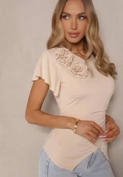 Beżowa Asymetryczna Bluzka z Wiskozą Zdobiona Marszczeniem i Kwiatową Broszką Hirbia