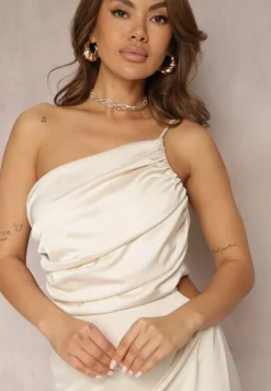 Beżowa Asymetryczna Sukienka Satynowa z Wycięciem w Talii Rozcięciem na Dole i Marszczeniem Aledista