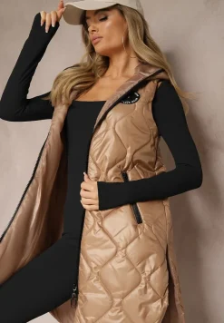 Beżowa Kamizelka Pikowana o Dłuższym Fasonie z Naszywką i Kapturem Veriseta