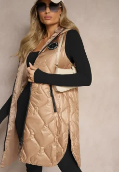 Beżowa Kamizelka Pikowana o Dłuższym Fasonie z Naszywką i Kapturem Veriseta