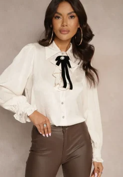 Beżowa Koszula Ozdobiona Broszką i Żabotem Rinnira