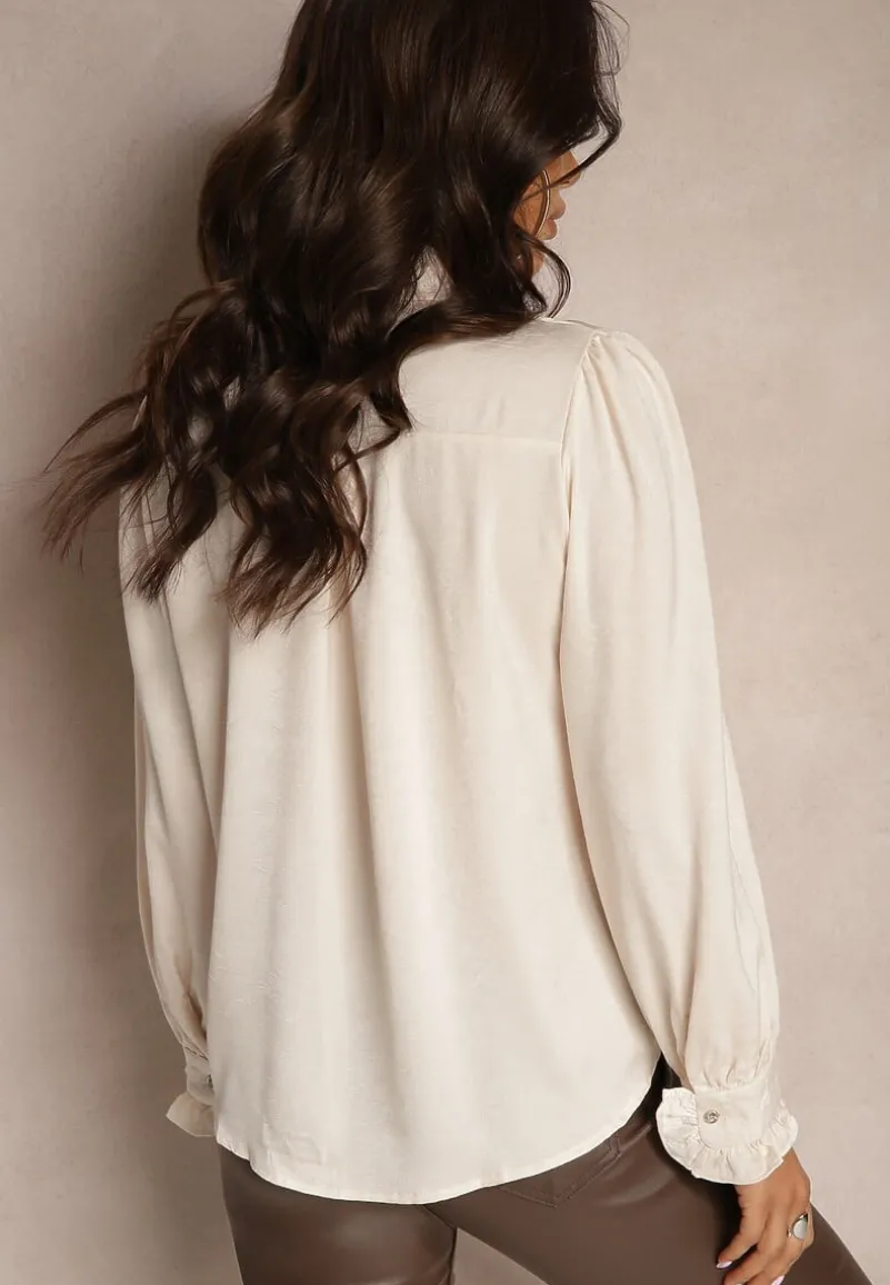 Beżowa Koszula Ozdobiona Broszką i Żabotem Rinnira