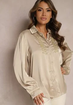 Beżowa Koszula Satynowa z Cyrkoniami i Perełkami oraz Kołnierzykiem Dokeria