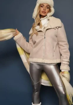 Beżowa Kurtka Biker z Futerkiem Asymetrycznym Suwakiem i Paseczkami Sanet