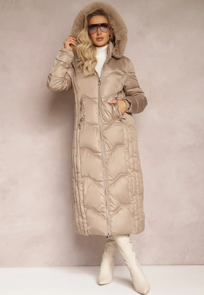 Beżowa Kurtka Płaszcz z Ozdobnym Pikowaniem z Kapturem z Futerkiem i Marszczeniami Larian