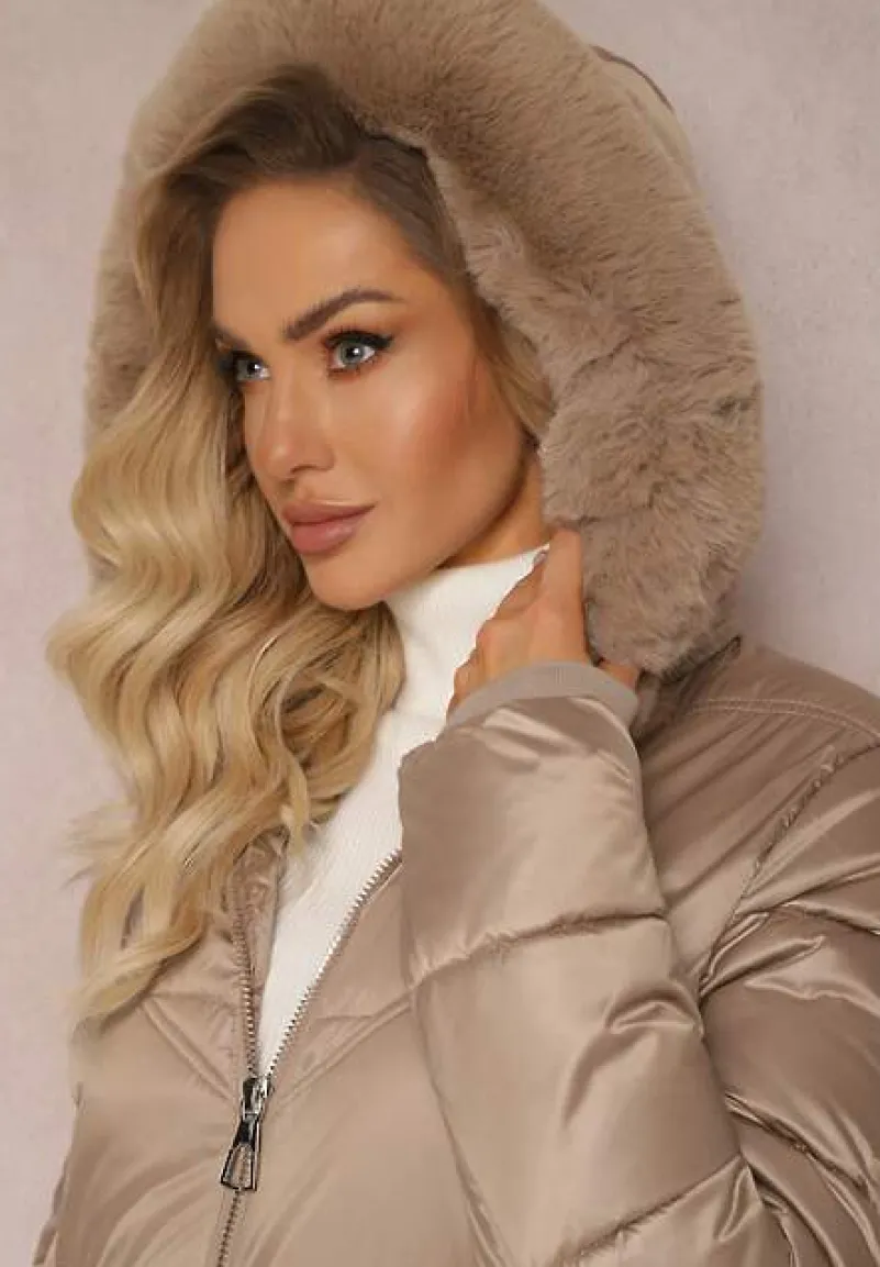 Beżowa Kurtka Płaszcz z Ozdobnym Pikowaniem z Kapturem z Futerkiem i Marszczeniami Larian