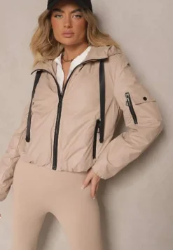 Beżowa Kurtka Wiatrówka z Kapturem o Pudełkowym Kroju Hirloti