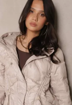 Beżowa Kurtka z Kapturem Sznurkami i Ozdobnymi Przeszyciami Karedia