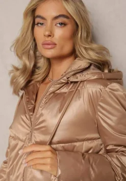 Beżowa Kurtka z Pikowaniem i Troczkiem w Talii oraz Kapturem Aielera