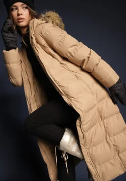 Beżowa Kurtka Zimowa z Pikowanymi Przeszyciami i Kapturem z Futrem Alirina