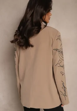Beżowa Marynarka o Kroju Oversize z Napisami na Rękawach Hennaia