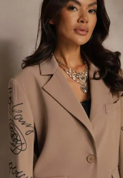 Beżowa Marynarka o Kroju Oversize z Napisami na Rękawach Hennaia