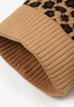 Beżowa Panterkowa Czapka Ozdobiona Wywinięciem i Pomponem Tamiela