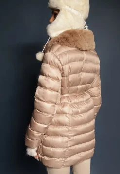 Beżowa Pikowana Kurtka z Wiązanym Paskiem i Kołnierzem z Futerka Avrissa