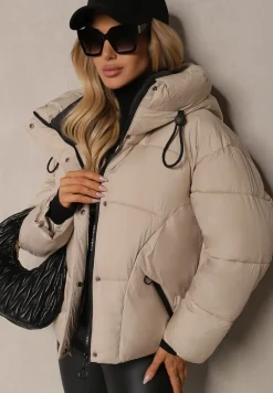 Beżowa Pudełkowa Kurtka z Pikowanymi Przeszyciami i Kapturem Zdobiona Ściągaczami Hedilea