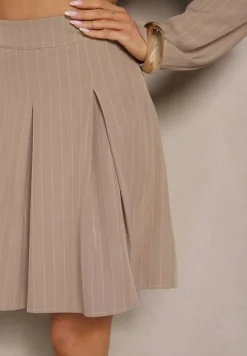 Beżowa Rozkloszowana Spódnica z Plisami Zdobiona Subtelnym Wzorem w Paski Redamira