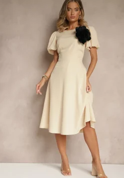 Beżowa Rozkloszowana Sukienka Vices Ozdobiona Odpinanym Kwiatem 3D Koleira