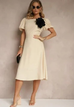 Beżowa Rozkloszowana Sukienka Vices Ozdobiona Odpinanym Kwiatem 3D Koleira