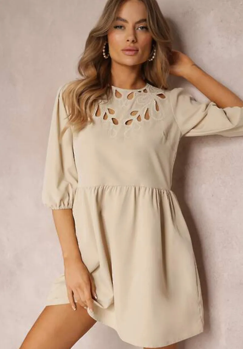 Beżowa Sukienka Mini z Ażurowym Dekoltem i Rękawem 3/4 Aphromia