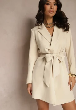 Beżowa Sukienka o Kroju Marynarki z Usztywnioną Linią Ramion Wiązana w Talii Equintina