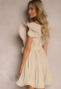 Beżowa Sukienka o Plisowanym Kroju z Falbankami i Materiałowym Paskiem Criselle