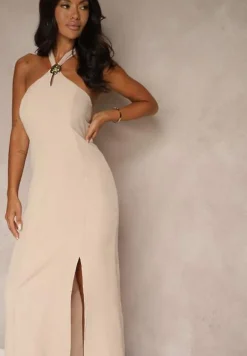 Beżowa Sukienka z Wiskozą z Dekoltem Halter i Ozdobną Broszką Naliannae