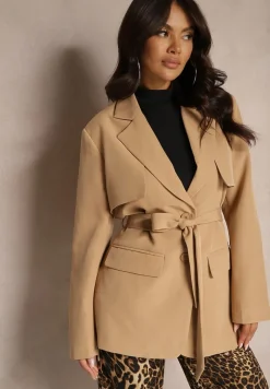 Beżowa Taliowana Marynarka o Jednorzędowym Kroju z Kieszeniami i Wiązanym Paskiem Serinara