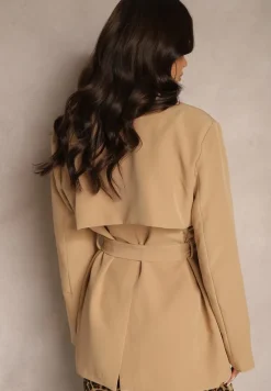 Beżowa Taliowana Marynarka o Jednorzędowym Kroju z Kieszeniami i Wiązanym Paskiem Serinara