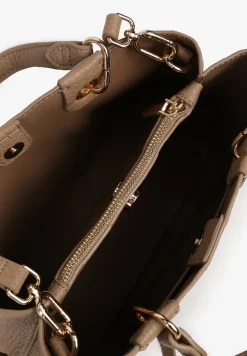 Beżowa Torebka Mała Typu Shopper Zdobiona Metalowym Breloczkiem z Dodatkowymi Rączkami Kikista