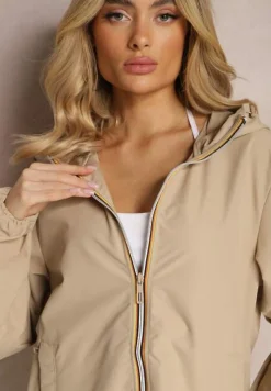 Beżowa Wiatrówka Kurtka z Zapinanymi Kieszeniami i Kapturem Caradsa