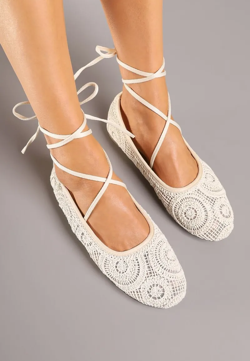 Beżowe Balerinki Ozdobione Wiązaniem i Haftem Talanna