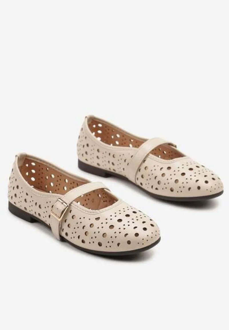 Beżowe Balerinki z Ażurowymi Wycięciami z Paskiem na Sprzączkę Frollia