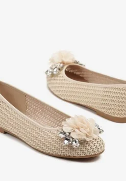 Beżowe Balerinki z Szydełkowanymi Zdobieniami Cyrkoniami i Kwiatową Aplikacją Mairalos
