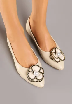 Beżowe Balerinki ze Szpiczastym Noskiem Zdobione Kwiatową Aplikacją z Perłą Nairineva