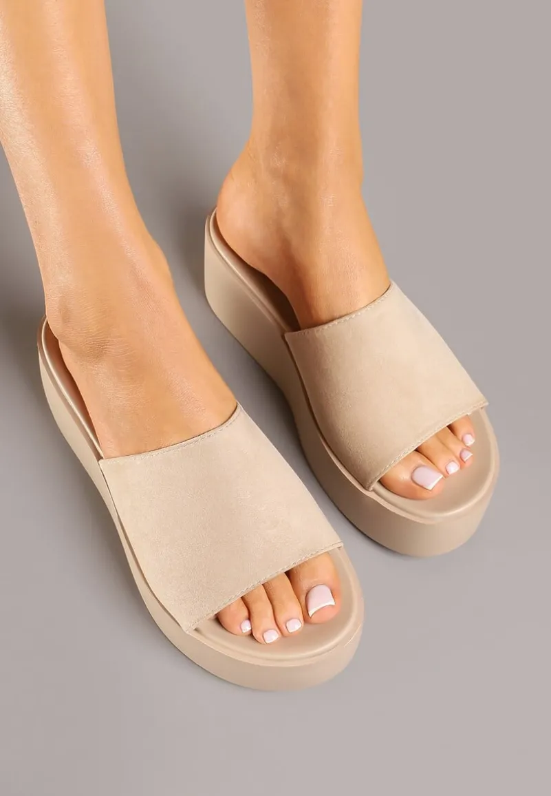 Beżowe Basicowe Klapki na Koturnie i Platformie Astelli