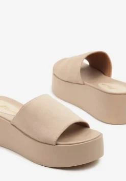 Beżowe Basicowe Klapki na Koturnie i Platformie Astelli