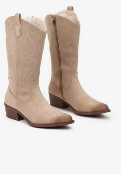 Beżowe Botki Kowbojki z Ekozamszu ze Słupkowym Obcasem i Cholewką Zdobioną Haftem Remiena