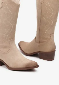 Beżowe Botki Kowbojki z Ekozamszu ze Słupkowym Obcasem i Cholewką Zdobioną Haftem Remiena