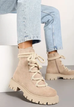 Beżowe Botki na Tłoczonej Platformie Ozdobione Wiązaniem Innorella
