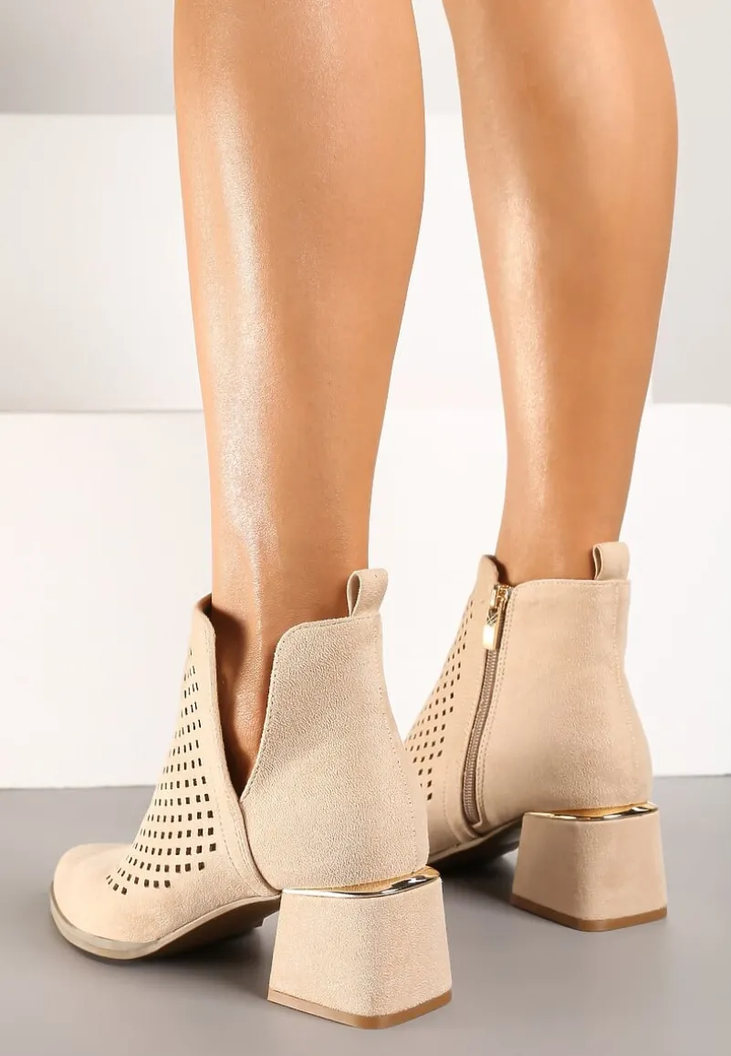 Beżowe Botki Vices z Ekozamszu z Ozdobnymi Wycięciami na Słupku z Metalicznym Detalem Naetha