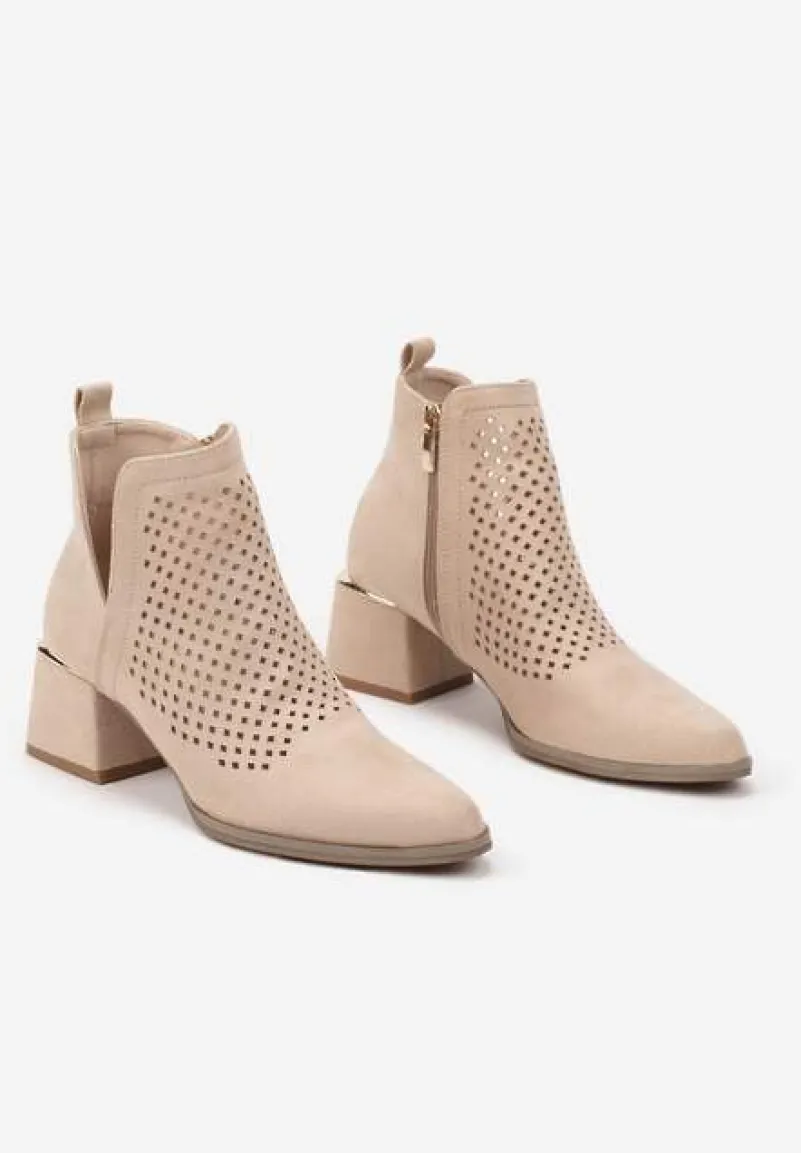 Beżowe Botki Vices z Ekozamszu z Ozdobnymi Wycięciami na Słupku z Metalicznym Detalem Naetha