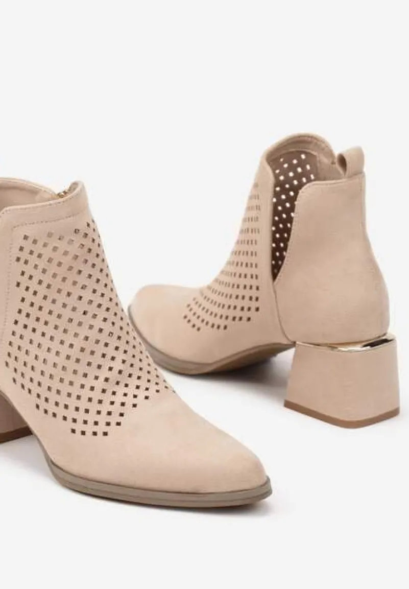 Beżowe Botki Vices z Ekozamszu z Ozdobnymi Wycięciami na Słupku z Metalicznym Detalem Naetha