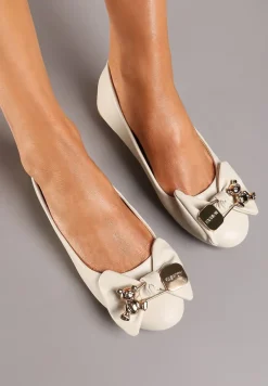 Beżowe Casualowe Balerinki na Płaskiej Podeszwie Ozdobione Metalowym Elementem i Kokardą Timahel