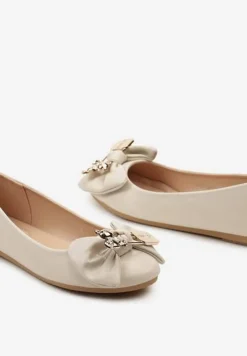 Beżowe Casualowe Balerinki na Płaskiej Podeszwie Ozdobione Metalowym Elementem i Kokardą Timahel