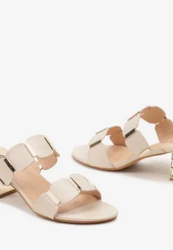 Beżowe Casualowe Klapki na Słupku Wykończone Metalicznymi Akcentami Tesine