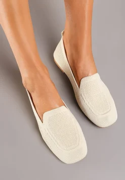 Beżowe Casualowe Mokasyny na Płaskiej Podeszwie Ozdobione Perforacją Klanesha