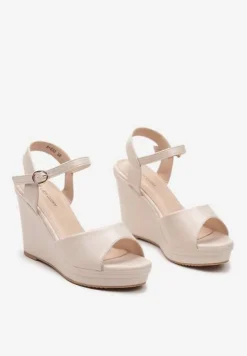 Beżowe Casualowe Sandały na Koturnie z Zapięciem na Sprzączkę Cavenna