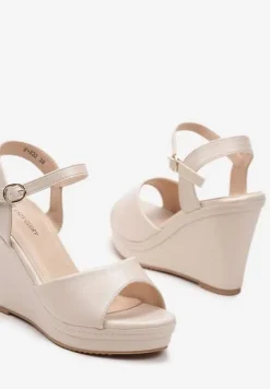 Beżowe Casualowe Sandały na Koturnie z Zapięciem na Sprzączkę Cavenna