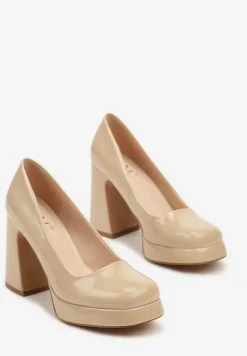 Beżowe Czółenka na Obcasie z Kwadratowym Noskiem i Lakierowanym Połyskiem Viaella